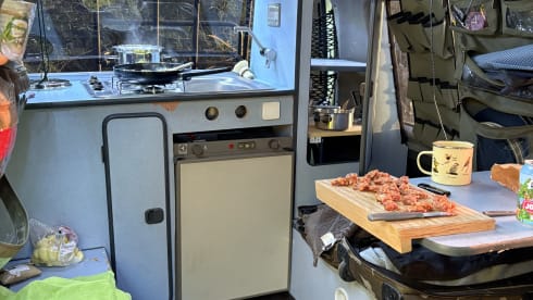 The beast, Mitsubishi L300 uit 1995 – Yellow 4x4 camper van – off-grid adventure & nature office in one!