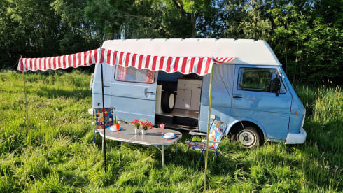 Nice Volkswagen bus camper, ready for adventure!