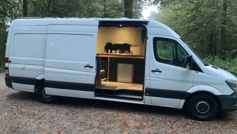 Benzie – Off grid luxury 2p Mercedes-Benz camper bus