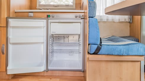 Neat 3-person camper, XXL garage, reversing camera, air conditioning