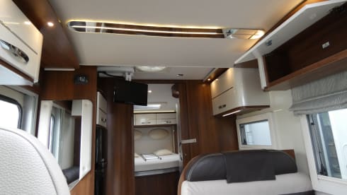 Luxurious spacious 4p camper with queen bed and pull-down bed
