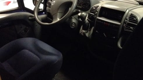 Adria twin de blauwe – Compacte 2 persoons camperbus