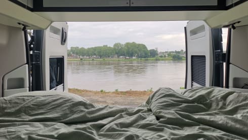 Remco – Luxury Adria Twin with 9-speed automatic transmission and longitudinal beds
