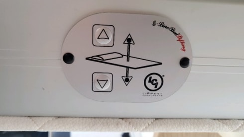 Auto Roller 747 – 2024 Roller Team Auto Roller 747 automatic six berth + six seatbelts 