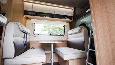 Kampeerwagen met 6 ruime slaapplaatsen