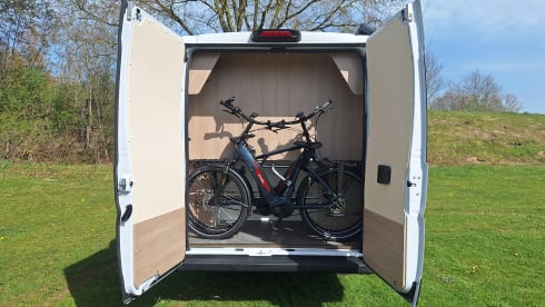 Spazio 4 – AmorA-Camper mit Fahrradgarage und Längsbett 180x200cm
