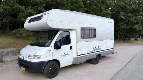 Lovely and practical Dethleffs camper for 2 to 5 people. 