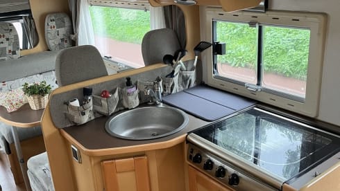 Nette 6-persoons familiecamper (Ford Granduca 77)