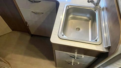 Goldie – Bürstner Ixeo IT 664, Standklima, AHK, Markise, Hubbett