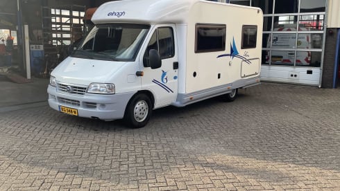 very nice compact 4 person camper