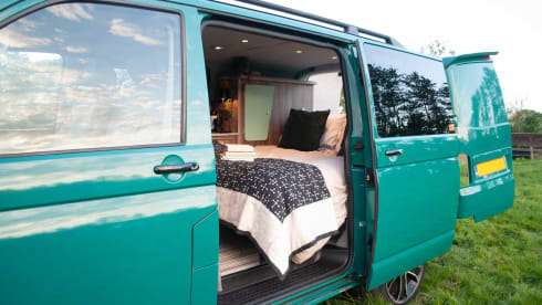 Pretty Green – Volkswagen campervan met 2 slaapplaatsen uit 2006