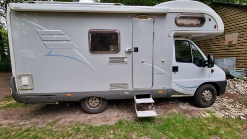 Compact 4p Hymer alcove with bunk bed