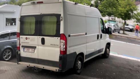 2p Peugeot bus uit 2013