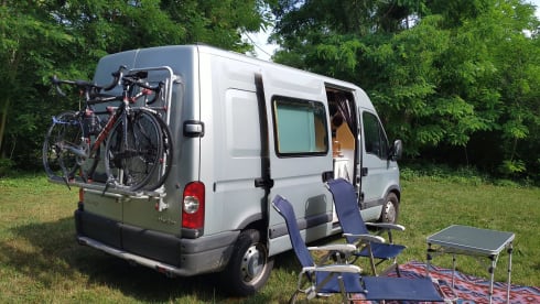 Fred – Cozy Bus Camper Automatic - Takes you everywhere, and back!