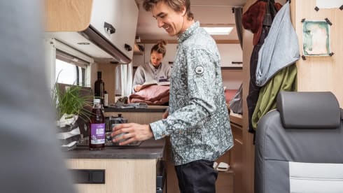 Luxe Sunlight V66 Adventure, semi-integrated camper