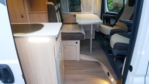 Pössl Roadcar R540, 5.40 meter bus camper, 2 sleeping - 4 seats.