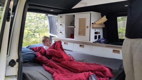 Summer yellow – 4 person campervan with cozy new Woodpecker installation