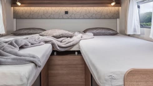 YN25 AOP – Weinsberg CaraSuite 700 ME 4 Berth