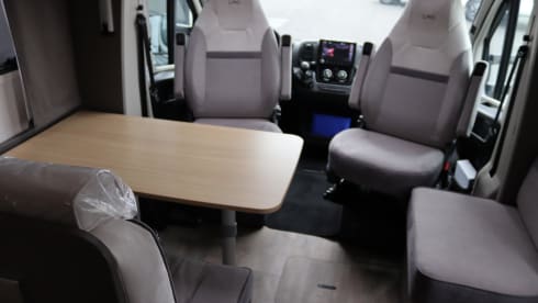 LMC H730G Tourer Lift, Fiat 140 hp manual transmission