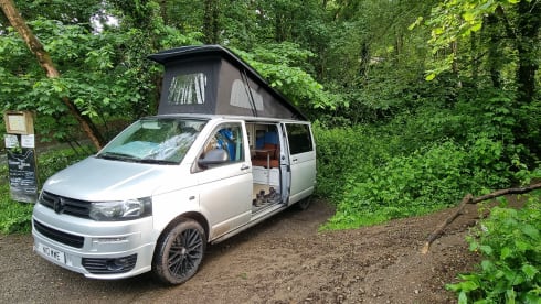Tommie – 4 person VW, near Airport & major motorways! LWB, PopTop roof + loads more!