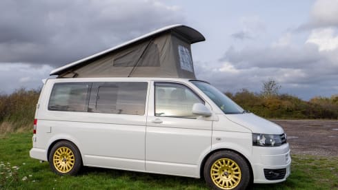Lola – VW-Campingbus mit 4 Schlafplätzen, Baujahr 2011