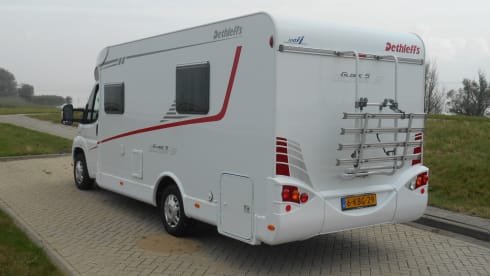 Geweldige camper – A great camper with a wonderful queen-size bed