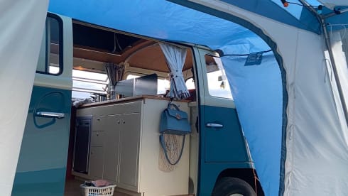 Daisy – Iconic Blue 1970s VW Camper
