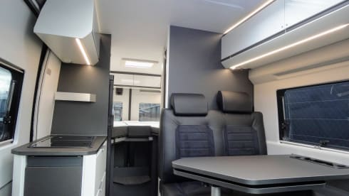 Remco – Luxury Adria Twin with 9-speed automatic transmission and longitudinal beds