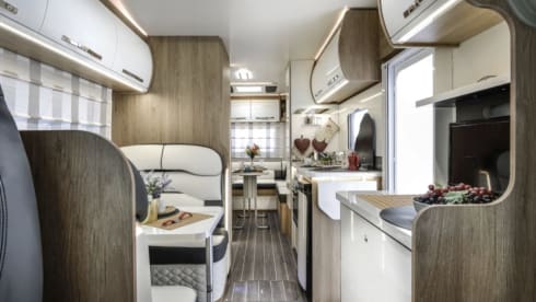 Roller Team 746 - 6 belts/overcab/ – 2023 Roller Team 6 sleeper/rear lounge 