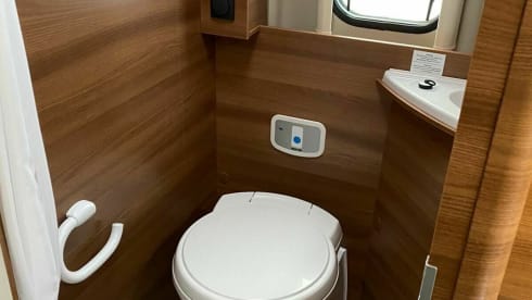 Luxury CARADO VLOW (Hymer) with E-bike lift. Automatic, 150HP