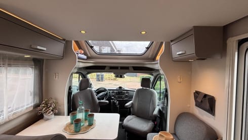 Making Memories 3 – 4persoons Ford Carado T447 half integraal uit 2025 met een Hefbed