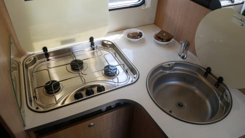 Sunlight T67 4 slaap- 4 zitplaatsen, Lengtebeden, Hefbed