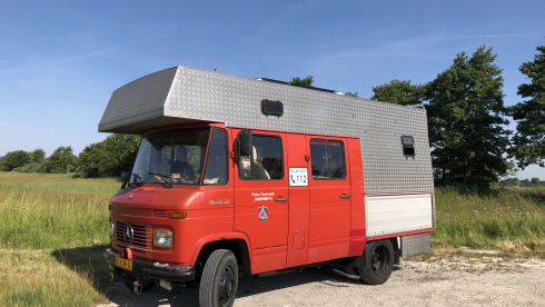 LET OP: C1 rijbewijs vereist – Ex-fire brigade Mercedes-Benz camper van from 1982
