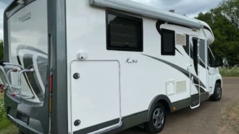 Beautiful camper with the most ideal layout, park your car inside for free