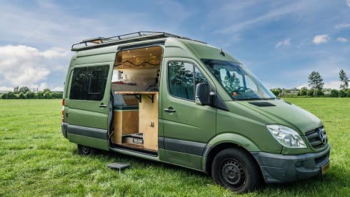 Stef – Cozy Off-grid Mercedes Campervan