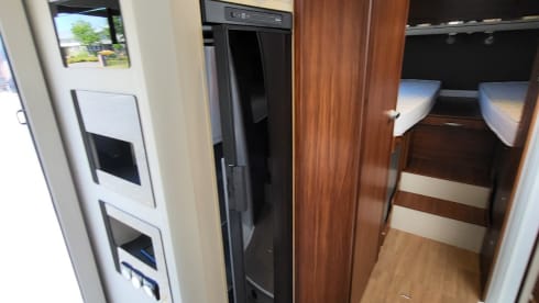 XL 670 SL – Very spacious Adria alcove camper with air conditioning