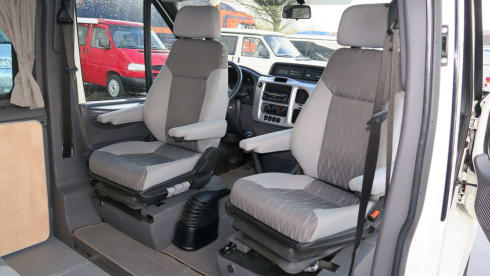 Nuggie – Nuggie wants to go, red Ford Transit nugget westfalia from 2006