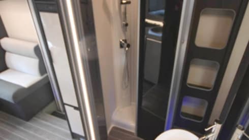 Roller Team 266 TL – Modern motorhome (2022) with luxurious queen-size bed and separate wellness area.