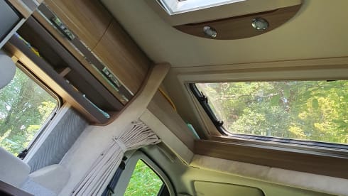 Beautiful luxury and compact (6.40 meters) motorhome with everything you wish for...