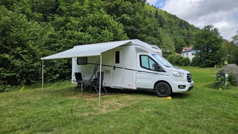 Spacious camper, full option, incl. air conditioning, for up to 4 people. 