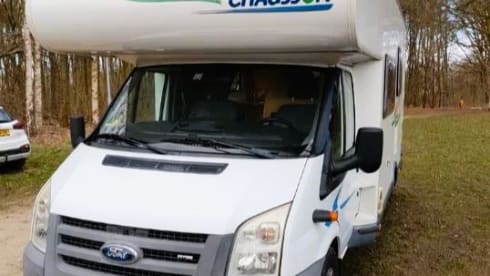 Spacious family camper 6p Air conditioning Bunk bed Solar Alcove Tow bar