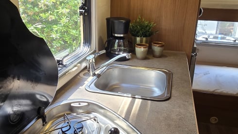 New spacious alcove camper with 7 sleeping places and air conditioning in the house.