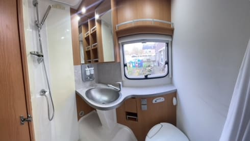 Halbintegrierter Camper von Knaus für 3 Personen