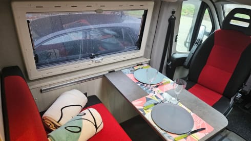 Black Beauty – Kingsize fixed length beds, 2p camper complete