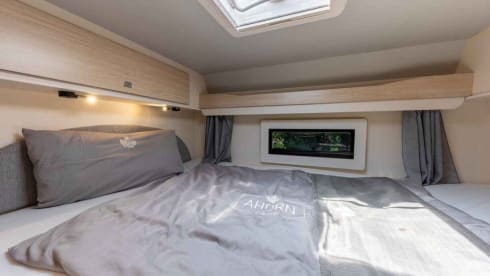 Knaus Traveler A705 XL Garage for 6 persons