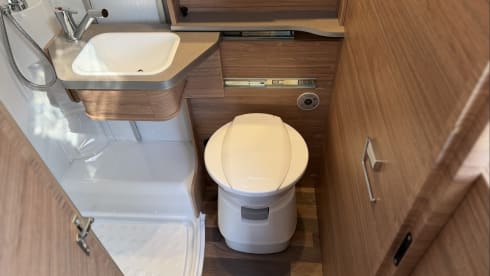 L119VP – Luxury modern 4-person Weinsberg integrated motorhome from 2026. Unlimited mileage!