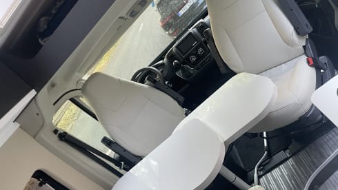 Camping-car 2 personnes (2024) McLouis Menfys Discovery Van 1