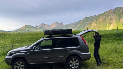 Adventurous 4x4 with roof tent (2P)