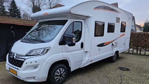 Voyager – impeccable 4p semi-integrated camper from 2017