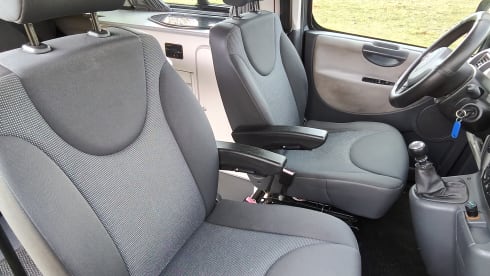 CAMPING-CAR SUPER COMPACT 2 PERSONNES CLIMATISATION RÉGULATEUR DE VITESSE PANNEAU SOLAIRE 